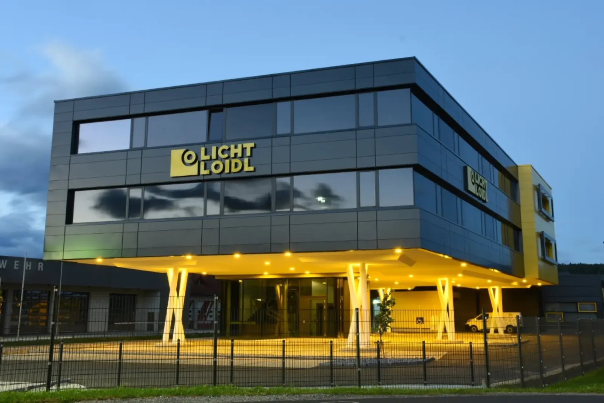 Hammerl-Baumeister-Referenz-Buerogebaeude-Licht-Loidl-Lafnitz