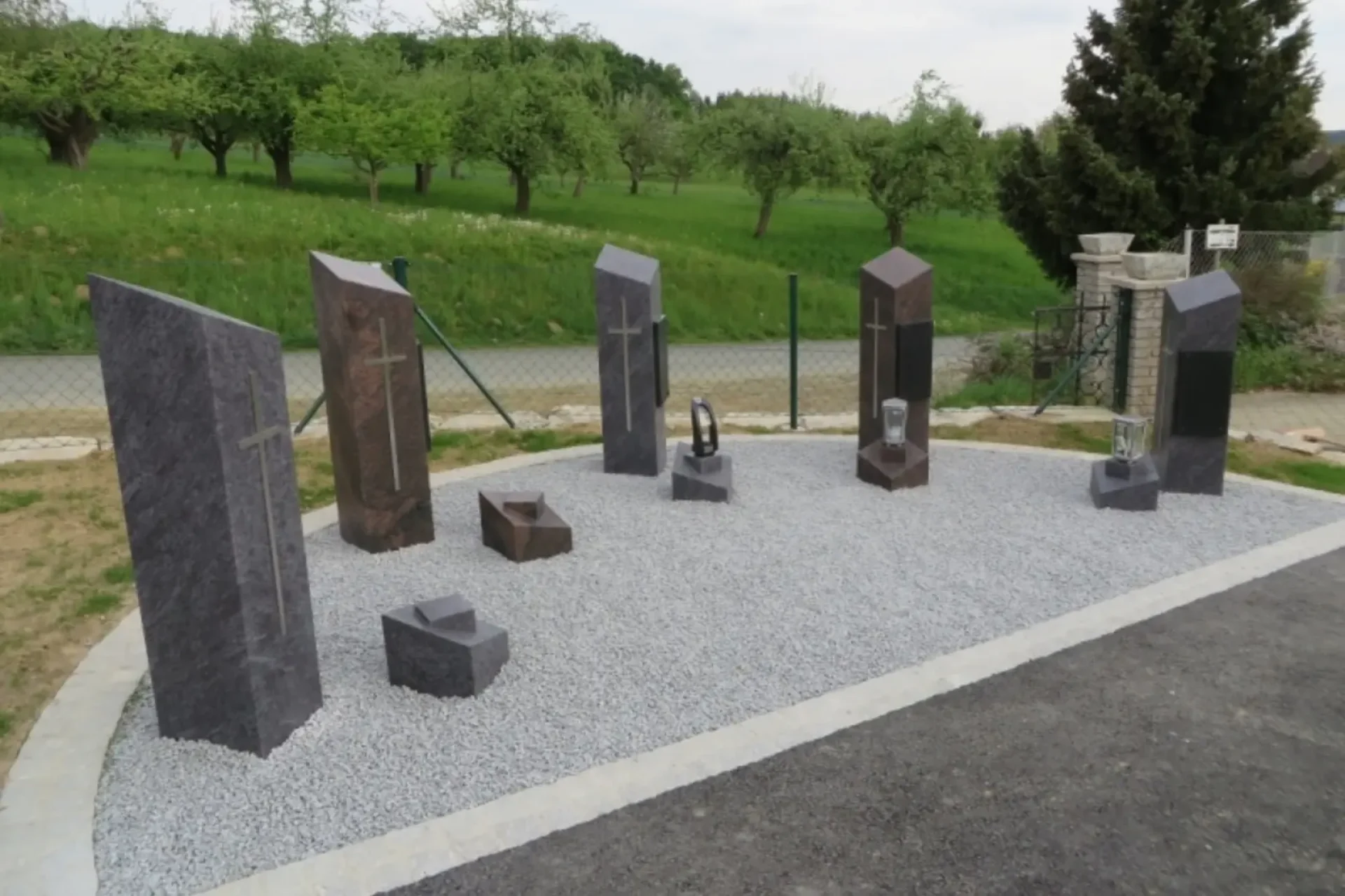 Hammerl-Baumeister-Steiermark-Referenzen-Aussenanlage-Urnenstelen-Grafendorf